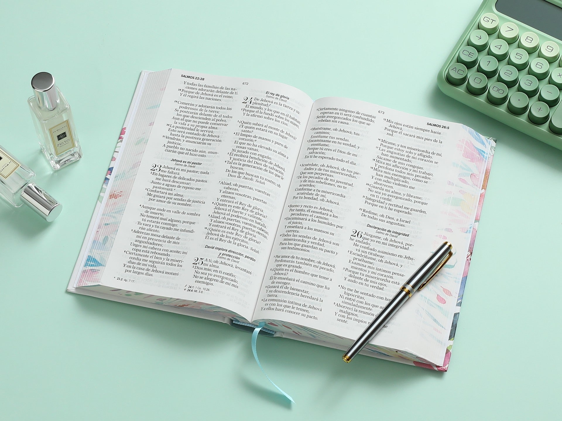 Biblia manual letra grande RVR60 – Azul floral