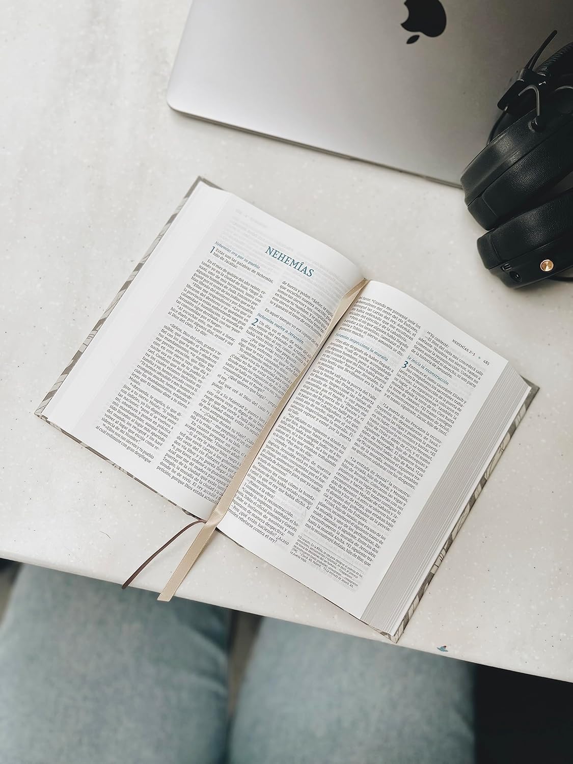 Biblia NVI Texto revisado 2022 floral gray