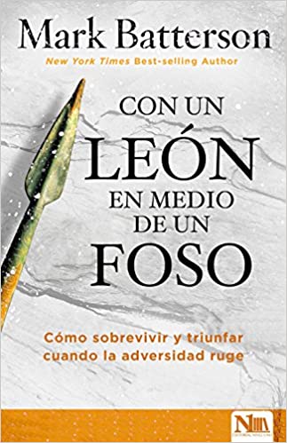 Con un león en medio de un foso